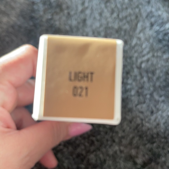 KVD 021 Light True Portrait Foundation - Picture 6 of 6